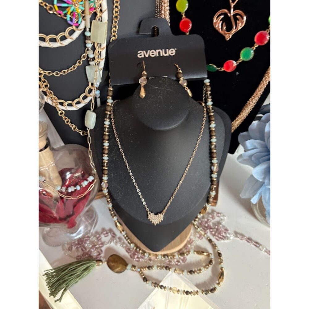 Beautiful Statement Necklaces - Picture 3 of 5